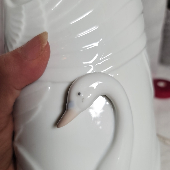 VTG. Global Art White Swan/Crane Vase.  (791) - Picture 11 of 12